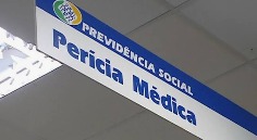 Placa da sala de perícia médica da Previdência Social